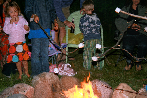kids-campfire-roasting-marshmallows