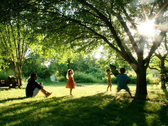 kids-playing-yard-games-fathers-day-ideas
